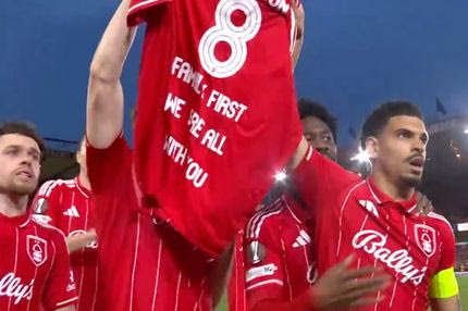 Ο Μόργκαν Γκιμπς-Γουάιτ "λύγισε": Σήκωσε τη φανέλα του Άντερσον στη μνήμη της μητέρας του